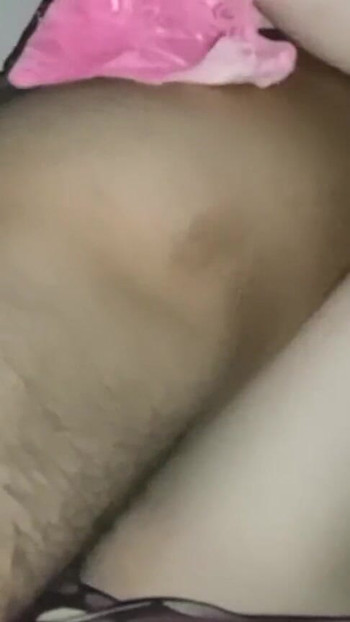 Episkt ögonblick från "Jag sätter på rosa underkläder, jag vill att min pojke ska fylla mig med mjölk med sin tjocka kuk"