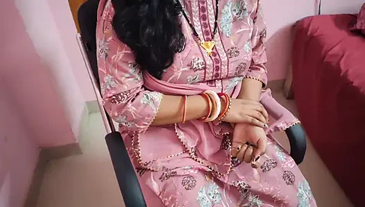 Yeni evli büyük memeli üvey kız kardeşim kocasından memnun değil, onun sıkı amcığı için sikimi teklif ettim