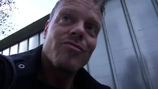 Büyük götlü esmer göğüslerini ıslatıyor