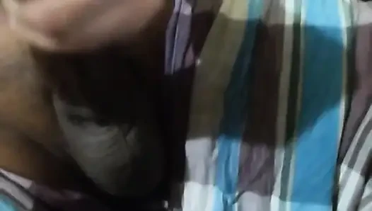 Bir porno videosu izliyordum ve havaya boşalmaya başladım. Dölle bitir.