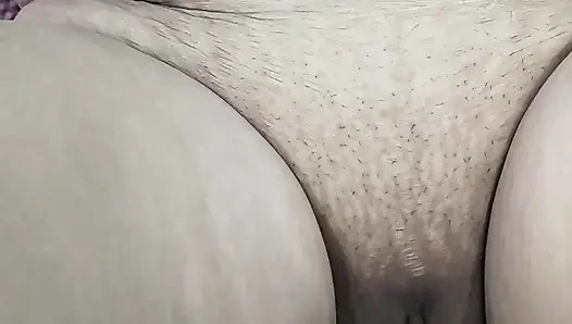 Nackte ehefrau auf dem bett mit ihrem bb