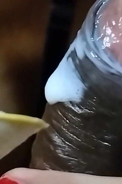 Svigerinden smurte creme på og suttede så sin svigerfars pik