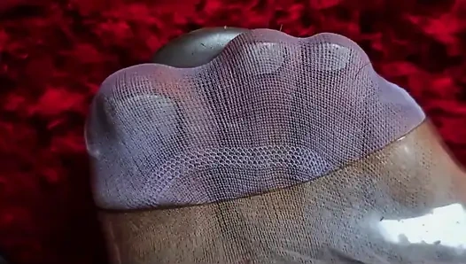 Grausame riesin befiehlt ihrem armseligen kleinen mann, ihre muschi zu riechen