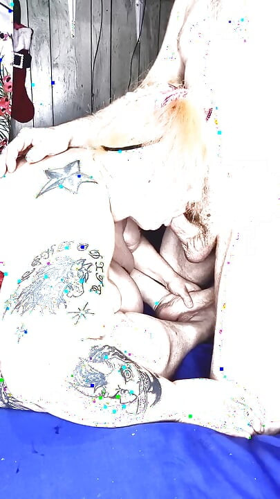 정액을 구걸하는 창녀를 빠는 자지