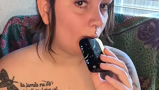 Mollige raucherin masturbiert