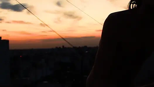 Kız arkadaşıma üniversitenin çatısı üzerinde hızlı bir sikiş yapıyorum