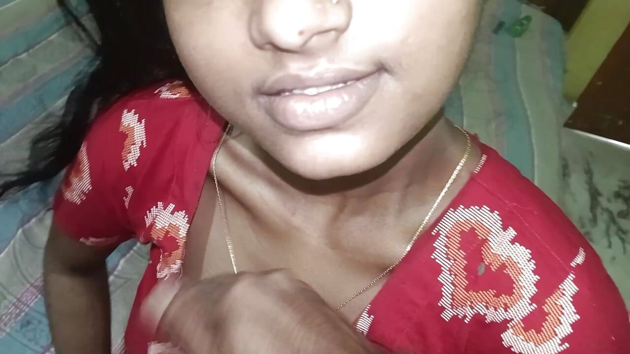 Une femme desi en robe rouge se fait huiler le cul et baiser brutalement en levrette - maison
