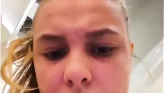 Cewek ini lagi asik fingering memeknya di depan umum