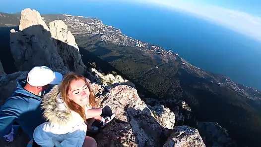 Bu güzel şehvetli güzelliğin abs'lerine büyük bir boşalma olana kadar uçurumda riskli halka açık sikiş