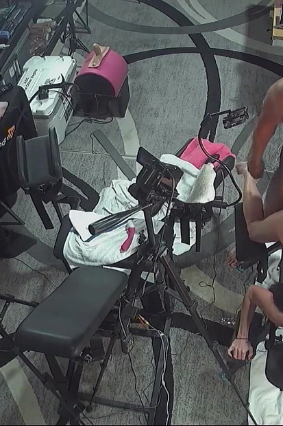 Bonnie aplecată peste o bancă de futai și a făcut 2 spermă peste N' Over