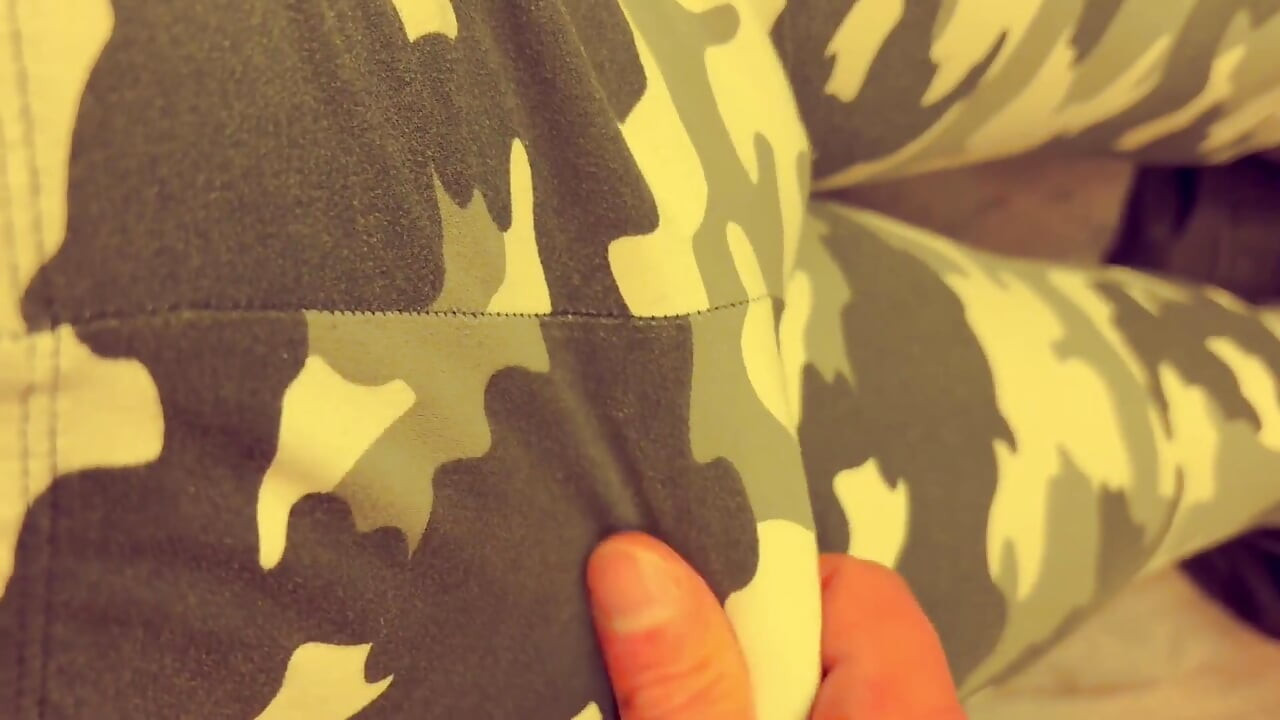 Une tapette en legging jouit pour son papa