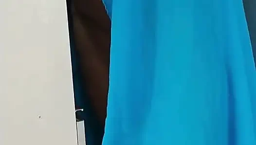 Моя тётя показывает мне новое платье для либеральной вечеринки