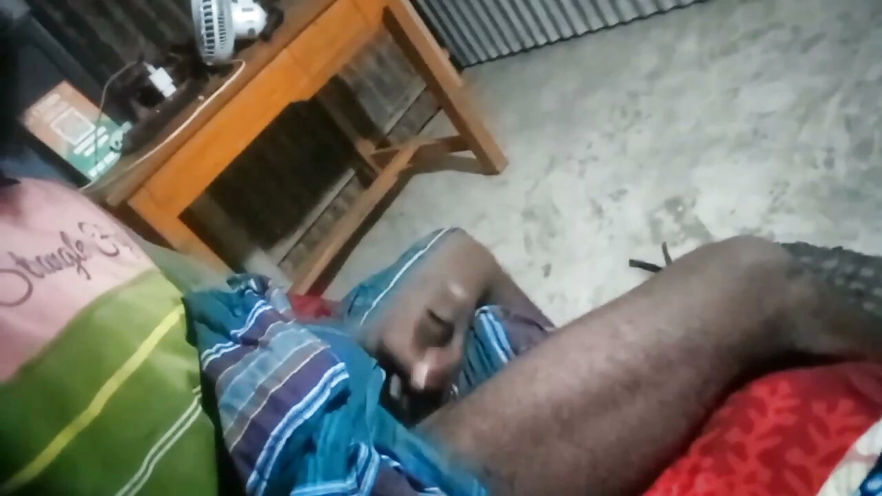 饥渴男人在撸自己那根大鸡巴，脑子里想着你，呻吟着猛射一大堆精液
