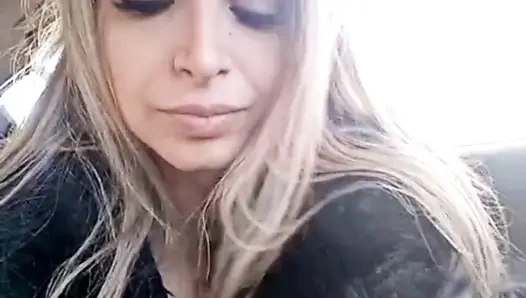 Ich mache eine pause von der arbeit, um einen dampfigen videoanruf mit meinem liebhaber zu haben