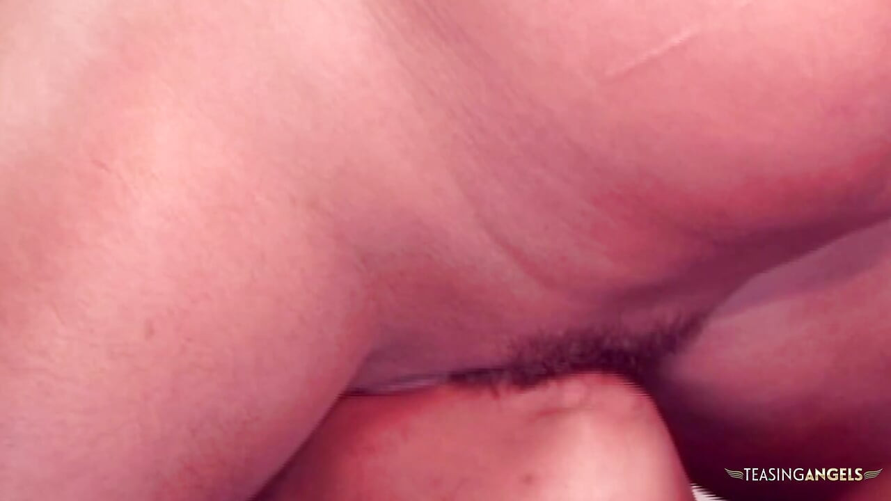 Çok ince ve son derece itaatkar bir kadın anal seks yapıyor ve daha sonra büyük miktarda boşalma aldı