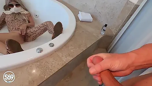 Şeffaf leopar kıyafetiyle azdırıyor.