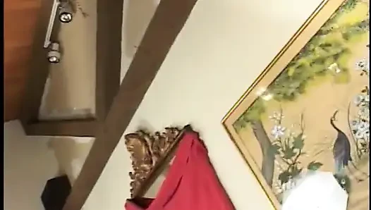 Memek sempit cewek rambut cokelat ini dientot habis-habisan di sofa