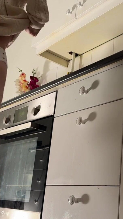 Εκπληκτικά όμορφη μικροκαμωμένη ξανθιά καυτή φοιτήτρια στην κουζίνα του κοιτώνα της ετοιμάζεται για το χριστουγεννιάτικο πάρτι | Κλιπ 1