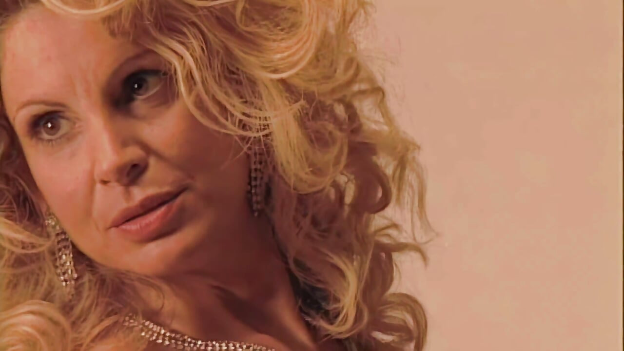 Alessandra Schiavo sessão de fotos, sexo por telefone e entrevista