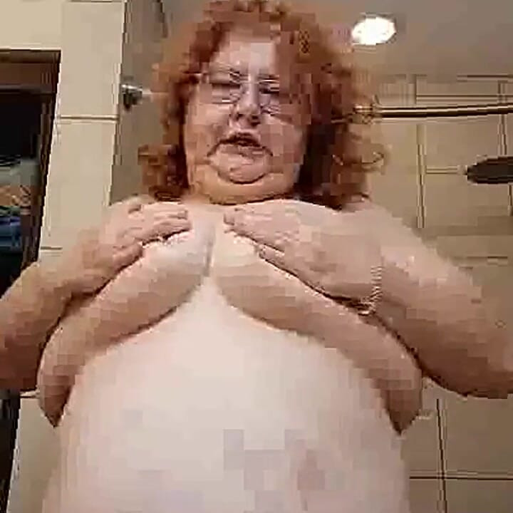 Madura milf pelirroja limpia su apestoso cuerpo sudoroso