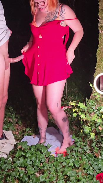 Tudung Menunggang Merah Mengambil Tetek Besar Buruk Dalam Semua LubangNya Di Atas Pokok