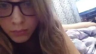 Russisch meisje plaagt in het bed van haar stiefmoeder