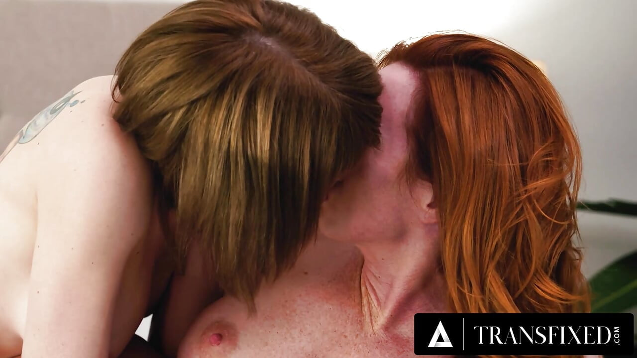 TRANSFIXED - Η τρανς καλλονή Izzy Wilde κάνει παθιασμένο σεξ με την GF Sophia Locke