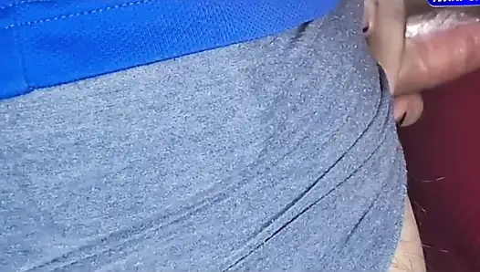 Verheiratete hausfrau genießt es, ihren cuckold zu reiten und wird unterbrochen, als sie versuchen, ihre schlafzimmertür zu öffnen