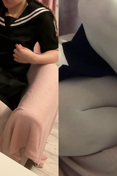 制服を着た女の子がポルノを見て自慰行為をする