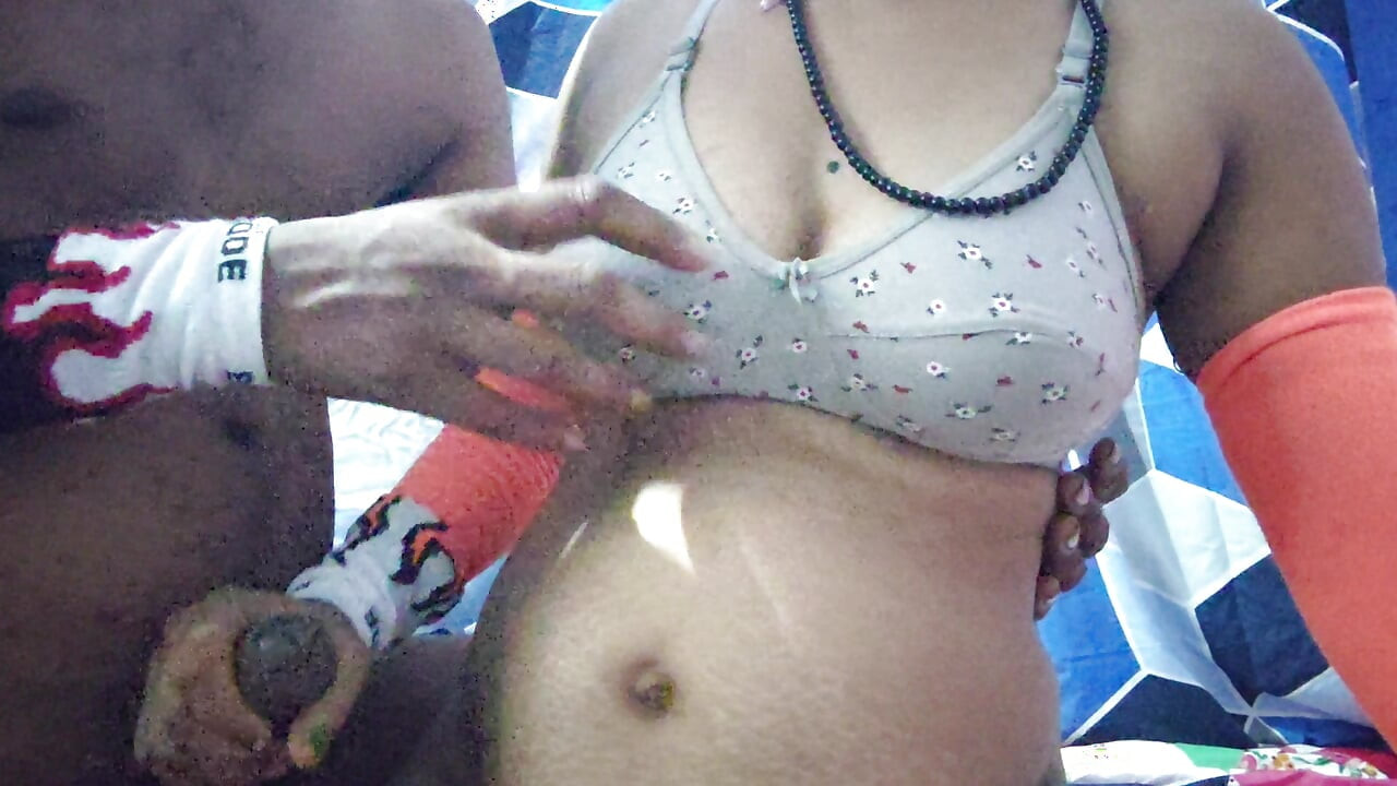 India pareja chupa las tetas en casero en romance real pareja amateur - video hd
