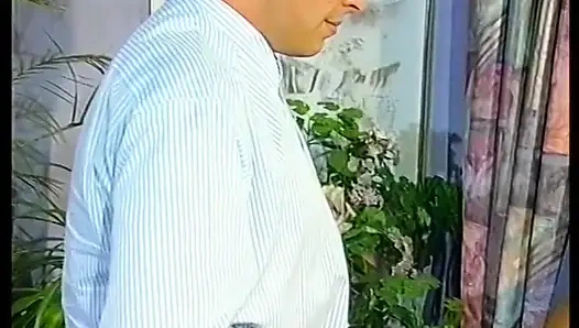 Милфа с большими сиськами сосет хуище, пока ее трахают другие