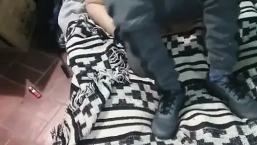 Gadis montano dengan kasur di lantai