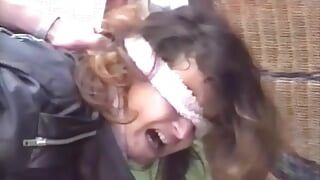 De olhos vendados, garota francesa é fodida com força por um cara selvagem
