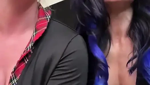 Gg college-mädchen mit riesenin