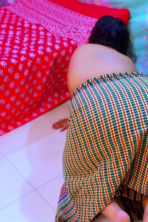 Piękna półnaga gorąca macocha utknęła pod łóżkiem i pokaż jej duży tyłek, aby mnie gorąco dla get anal fuck