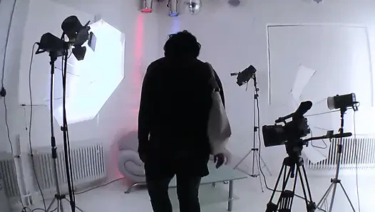 Seksi siyah çoraplı ateşli ve tombul büyük götlü esmer amını parmaklıyor ve dildoyla oynuyor