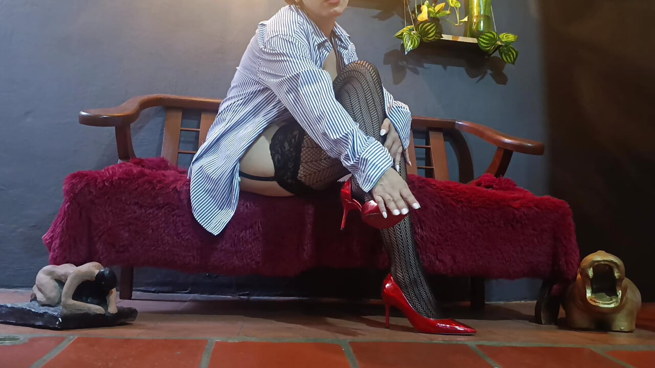 Big crossed legs, rich natural tits and beautiful small feet let heels hang