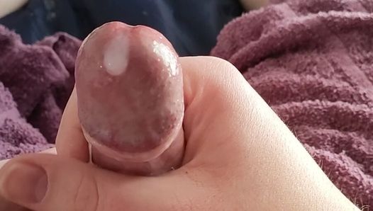 Fontaine à sperme en caressant une bite nue et non circoncise