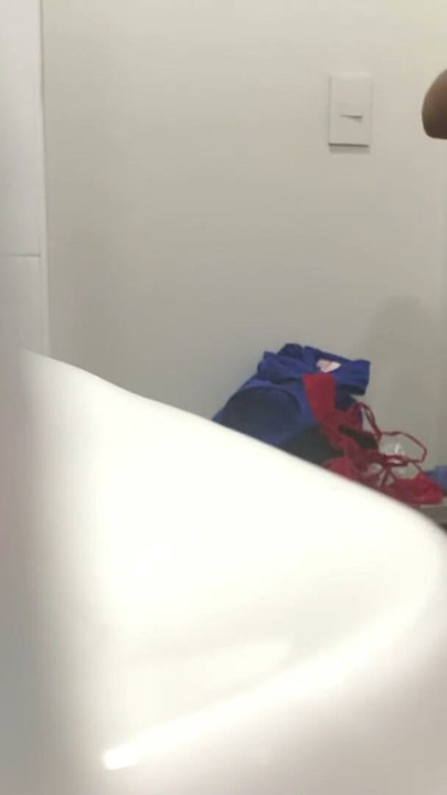 Moden stor røv i lingeri skifter outfit | Klip 1