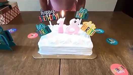 Süßes teen feiert ihren 18. geburtstag mit ihrem stiefvater