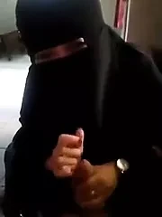 いいニカブ妻が手コキ