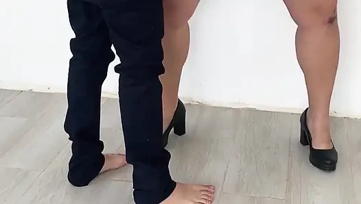 Pulang ke rumah untuk bekerja pada sekretaris, tapi ditinggalkan dengan kosong. Seks sama sekretaris sambil ngobrol