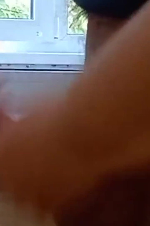 חברה הייתה צריכה את הזרע שלי והיא מאוננת לי את הזין עד שאני גומר בצנצנת