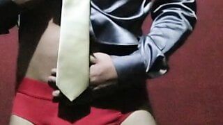 Masturbando com camisa de cetim e gravata