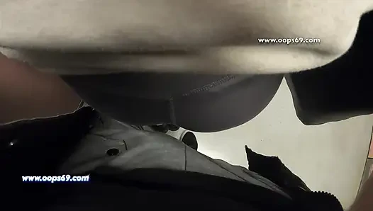 Aku ngusap kontolku di pantat orang asing sebelum dia ngentot kontolku di metro