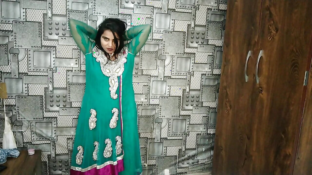 Indian gaane par couple ki romantic sec bed par Sola kar
