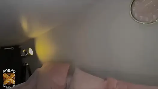 Sylvia, 57 yaşındaki güzel göğüslü MILF, iştahla iyi bir penis yiyor!