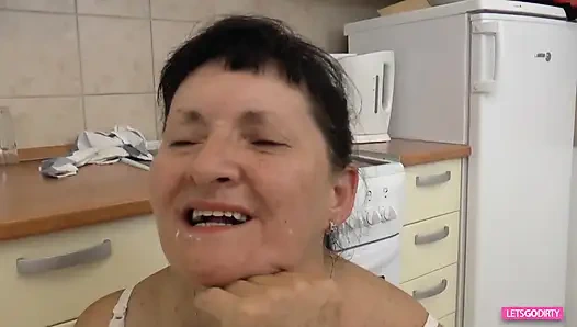 Nenek claudia nyepong dan ngentot pria yang lebih muda