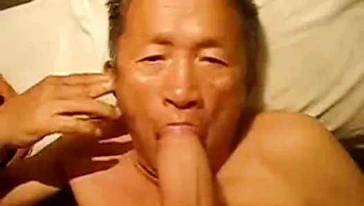 Un vieux asiatique mange une grosse bite