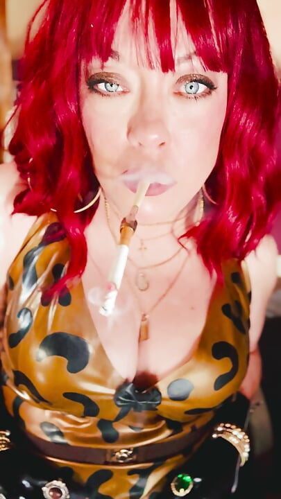 La hermosa belleza de goma Tina Snua fumando un cigarrillo usando un soporte - guantes de látex de fumadora anillos joyería